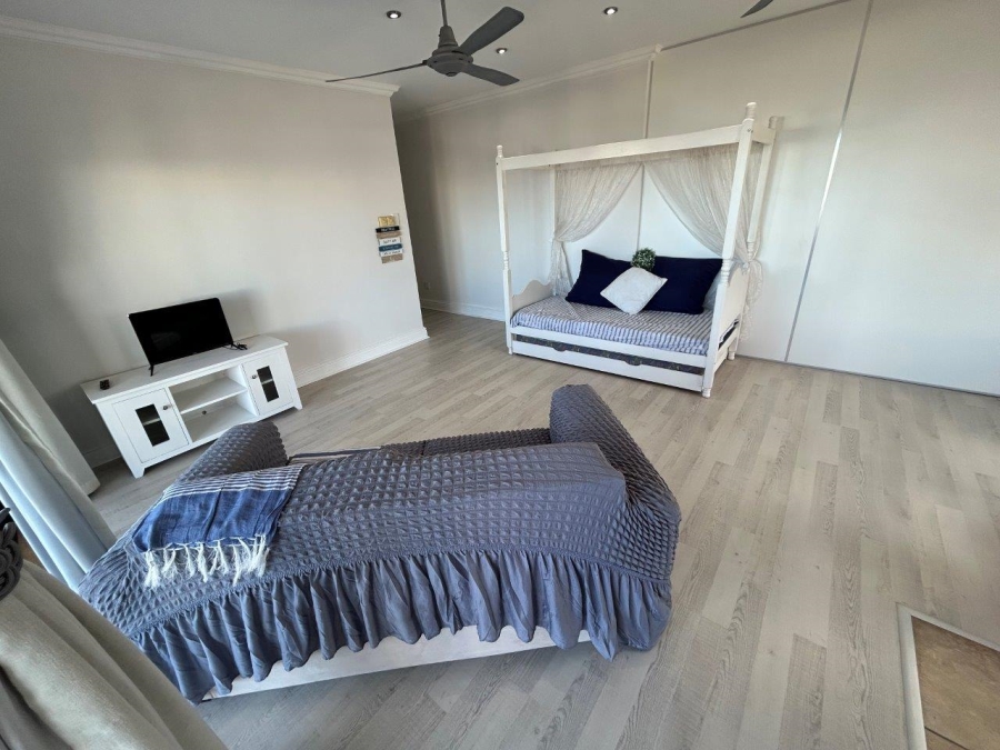 9 Bedroom Property for Sale in Wavecrest Eastern Cape